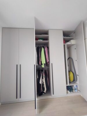 Koristustarvikute panipaik käändustega garderoobis - uks push open