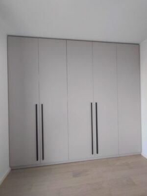 Käändustega magamistoa kapp - viimistlus Cashmere, mustad käepidemed