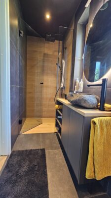 Eritellimusel valmistatud valamukapp ja klaasuksega dushisein stiilne disain Kiili