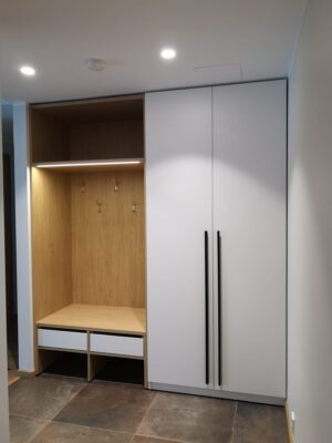 Käändustega esikukapp - istumisala led valgustus