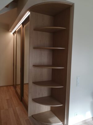 Led valgustuse ja liugustega esikukapp - ümarad riiulid