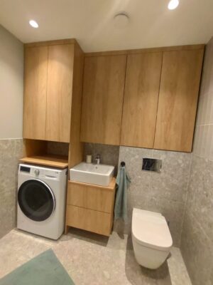 Nutikas ja praktiline ruumikautus vannitoas. Käändustega kapid ja sahtlikapp valöamule.