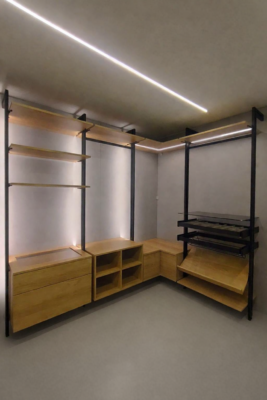 Zero on modulaarne alumiiniumsüsteem, mis on loodud elegantsete ja funktsionaalsete garderoobide loomiseks.